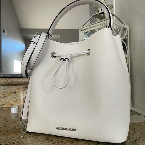 Michael Kors Handbags - New Mk large bucket bag suri💙
